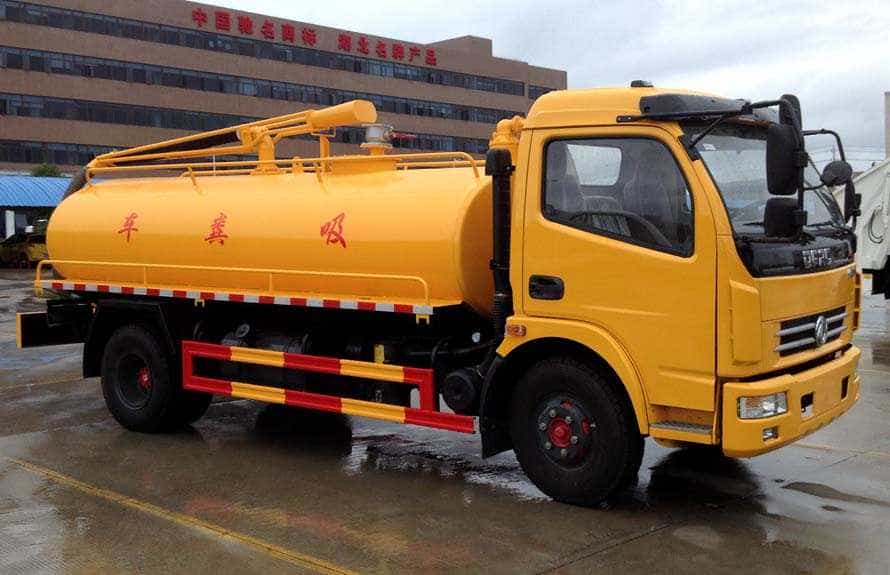 东风小多利卡5方吸粪车