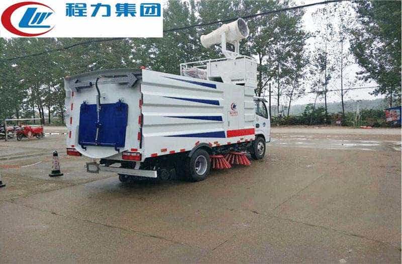 扫路车带雾炮