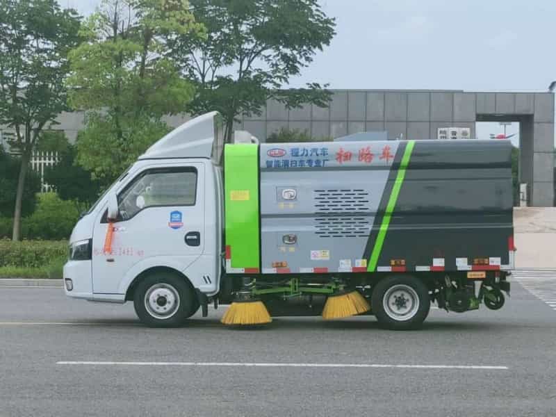 蓝牌东风途逸扫路车